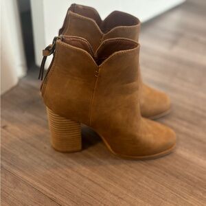 Like new size 7 Brown Ankle Boots